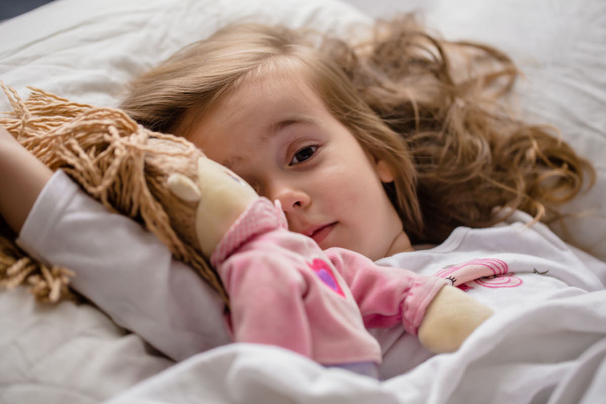 little-girl-falls-asleep-in-bed-with-soft-doll-whi-2021-08-31-20-38-58-utc.jpg